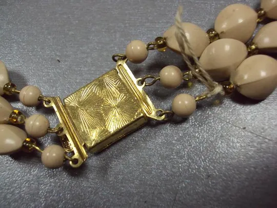 Бижутерия бусы в три ряда ожерелье Чехословакия пластик бежевые длина 47,5 см №13379 Продаж