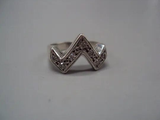 Женское кольцо M или W белые вставки серебро 925 проба вес 4,66 г 18 размер №15582 Де купити