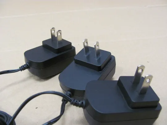 Купити адаптер живлення S004LU0900050 9V 500mA 5,5 x 2,1 mm оригінал ЦІКАВИТЬ ОПТ