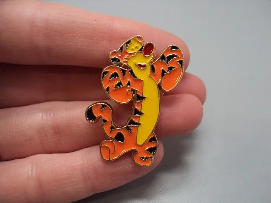 Значок пін мультфільм Пригоди Вінні Пуха Disney Тигруля Тигра Дісней знак брошка №18475 З аукціону