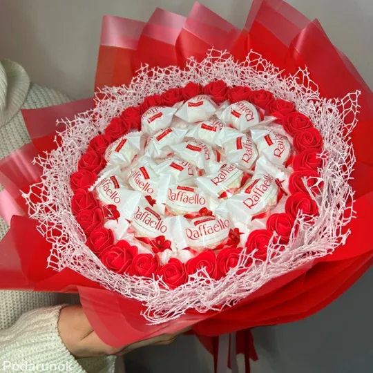 Букет з цукерок Рафаелло Raffaello сододкий подарунок червоний Ціна