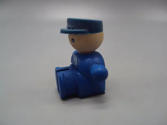 Фигура дерево статуэтка миниатюра Европа проводник в костюме и кепке контролер сидит 4,4 см №15040 З аукціону