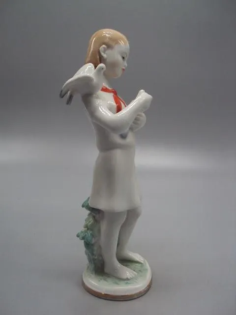 Фигура фарфор статуэтка ЛФЗ пионерка с голубями девочка с голубями высота 19,5 см 1 сорт №14508 З аукціону