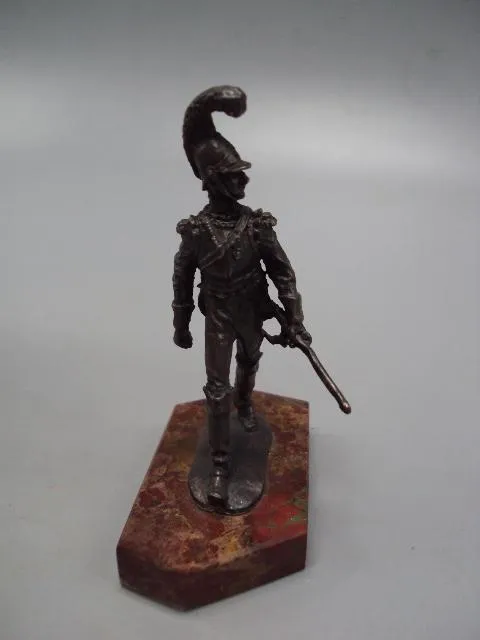 Фигура на подставке статуэтка офицер в форме гусар с пистолем серебро 925 проба вес 86,43 г №14360 Недорого