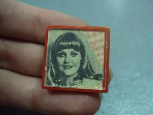 знак личность девушка переливашка лот 2 шт №4327 З аукціону