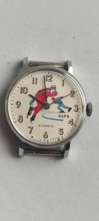 Часы Заря 1992 Конькобежцы в коробочке, с документом, отличный долгий ход gs658 Недорого