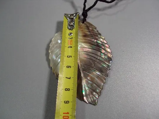 Бижутерия подвеска кулон лист листочек листик перламутр на шнурке длина 9 см №11253м З аукціону