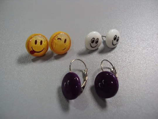 бижутерия серьги разные смайлики белые, желтые, фиолетовые лот №10887 Ціна