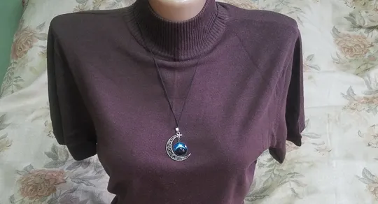 Кулон Місяць сріблястий металевий з блакитною вставкою біжутерія Вживане Характеристики