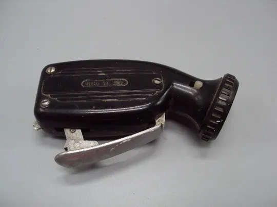 Ручной фонарик ЗИП жук ссср длина 13 см не рабочий (сломана 1 шестерня) №15667 Ціна