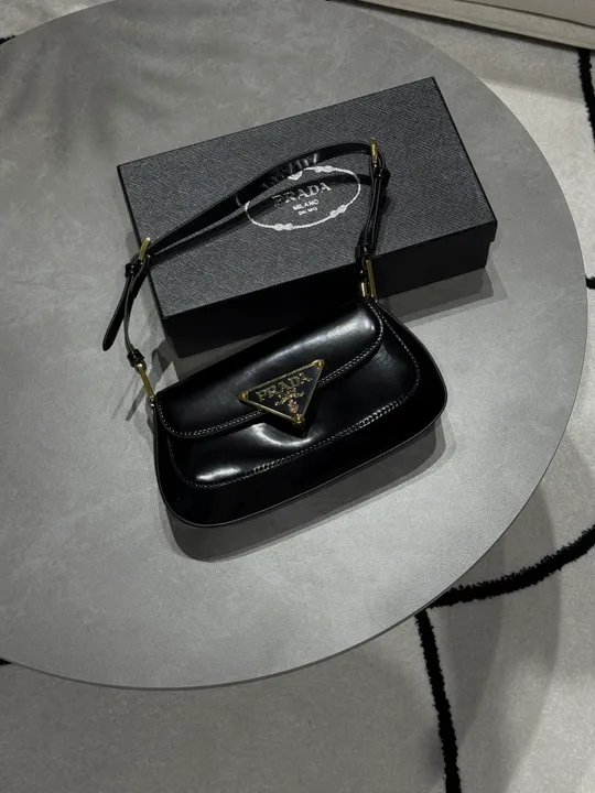 Сумка жіноча Prada Patent Leather Shoulder Bag Black Торговий майданчик