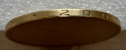 фото, (8167) 1 гривня 2001 викрошка вверху '2' слова '2001' на гурті (1 гривна 2001 брак)