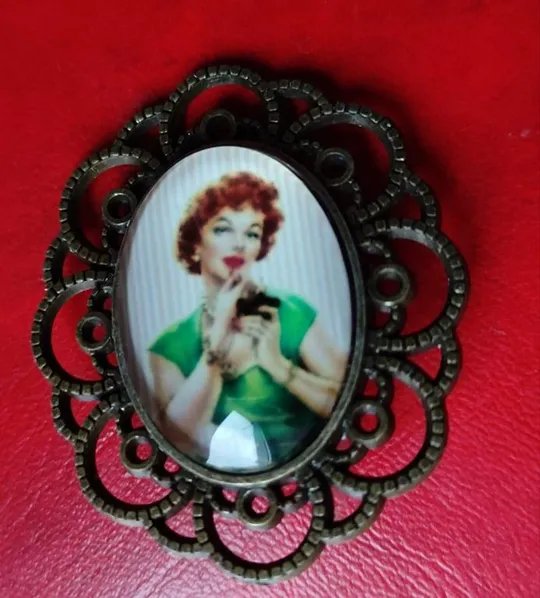 Старинная винтажная  брошь в стиле пин ап девушка красит губы pn265 Продаж