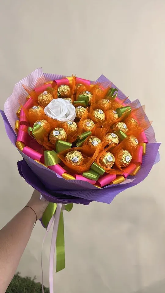 Букет з цукерок Ферреро Роше (25 шт.) Ferrero в руку оригінальний подарунок помаранчевий Ціна