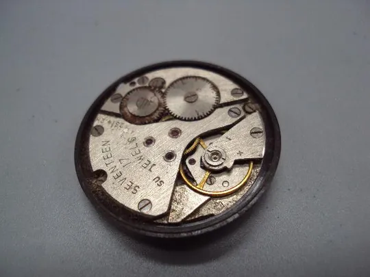 Механизм, циферблат и пластиковое стекло наручные часы Полет 17 камней календарь не на ходу №14620 Продаж