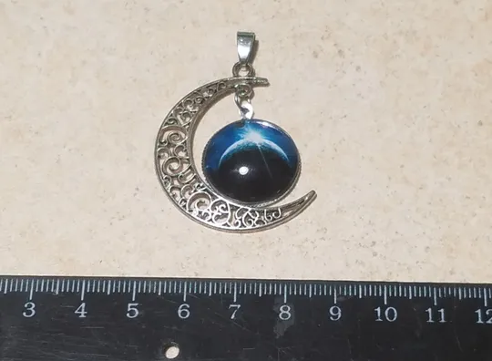 Кулон Місяць сріблястий металевий з блакитною вставкою біжутерія Вживане З аукціону