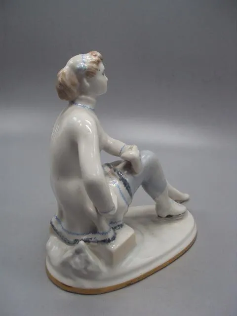Фигура фарфор статуэтка ЛФЗ фигуристка девушка сидит на коньках конькобежка высота 16,8 см №14188 Продаж