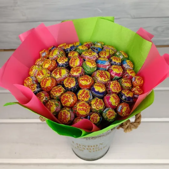 Оригінальний букет з цукерок Чупа Чупс Chupa Chups (55 шт.) в руку подарунок різнокольоровий Ціна