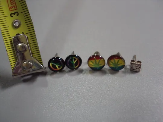 Купити Бижутерия серьги гвоздики новые знак хиппи пацифик, раста конопля и серьга смайлик лот №10883