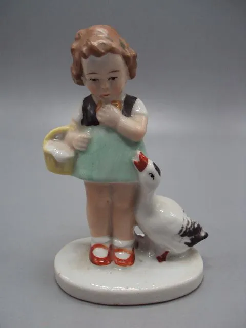 Фигура фарфор статуэтка Германия девочка с корзиной и уткой уточкой высота 12,4 см №13637 Ціна