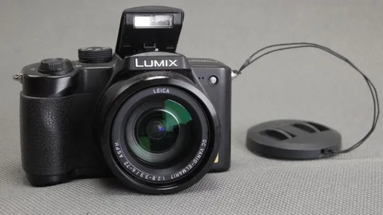 цифровой фотоаппарат Panasonic DMC-FZ5 5.36Mpix LEICA DC Vario-Elmarit 12x Zoom lens Ціна