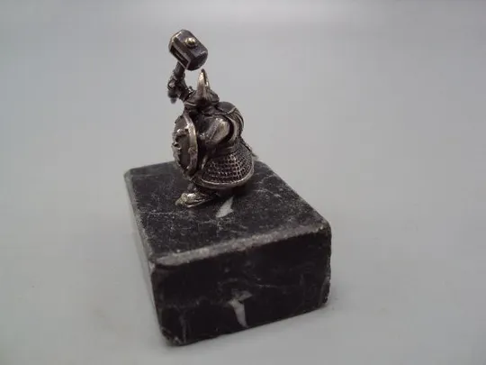 Фигура на подставке статуэтка викинг варвар варяг вес 87,43 г высота 4,9 см размер 4,4х3,2 см №14358 Де купити