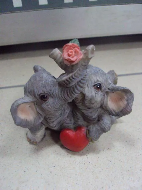 Фигура пластик слон слоник слоненок слоны с сердечком и розой №10211а Продаж