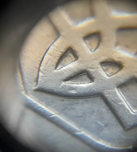 (7299) 1 гривня 2003 зминання елементів зображення на аверсі (1 гривна 2003 брак) Інтернет-аукціон