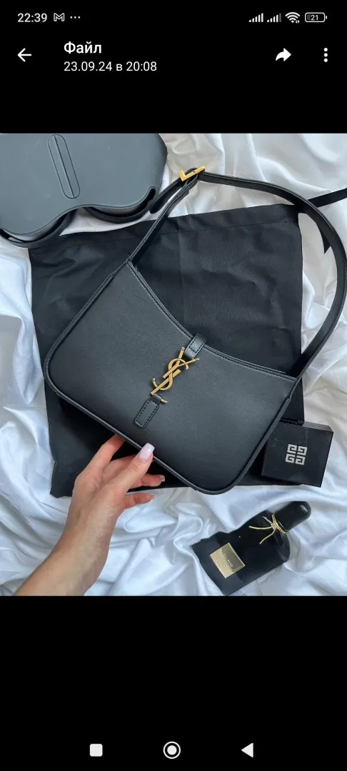 Сумка жіноча Yves Saint Laurent Hobo Le 5 A 7 Leather Shoulder Bag in Black Де купити