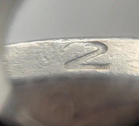 (7467) 1 гривня 2001 викрошка вверху '2' слова '2001' на гурті (1 гривна 2001 брак) Продаж