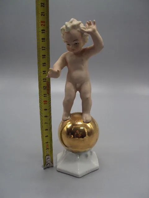 Купити Фигура фарфор статуэтка Германия путти мальчик ребенок на золотом шаре высота 20,5 см №14342