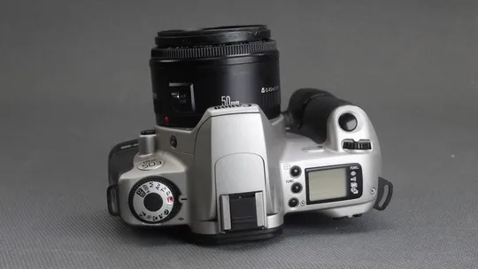 Фотоаппарат Canon EOS 300 + Батарейная ручка Canon BP-200 + объектив Canon EF 50mm/1.8 II Ф52мм Вживане Недорого