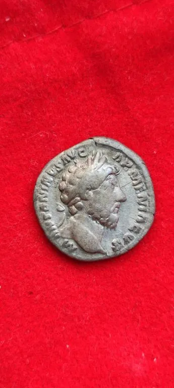 Древняя монета Рома со щитом и Победой в руке серебряный денарий Рима, Марк Аврелий tn521 Ціна