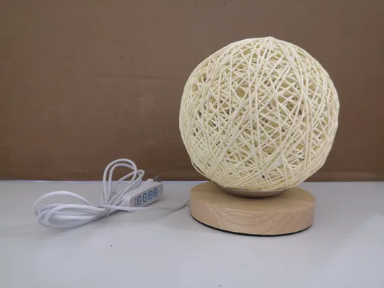 Місячна лампа Світлодіодна настільна лампа з місяцем Дерев’яна настільна куля Світло з лляною кулькою з регулюванням яскравості Абажур з ротанга Спальня Приліжкова нічниця Домашній декор (17) Де купити