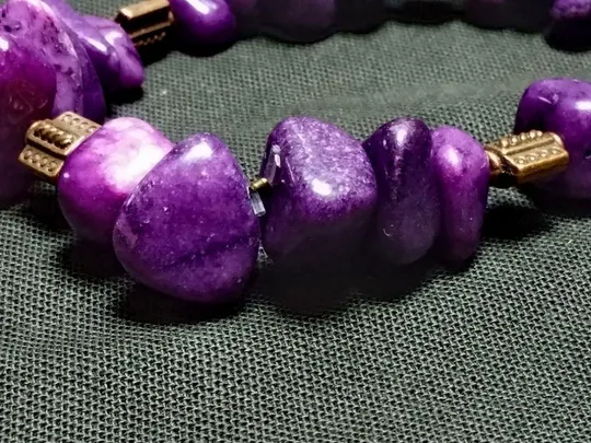 Купити Браслет из агата лилового цвета со вставками бронзового цвета и силиконовой резинкой бижутерия