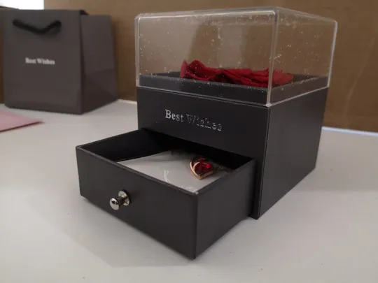 троянда з намистом в коробці +відкритка та подарунковий пакет (намисто зі золотистим завитком любові) (17) Де купити