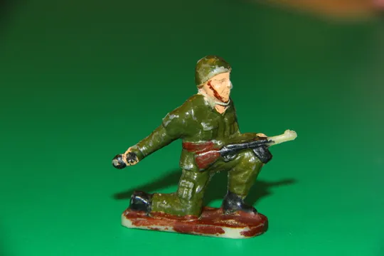 ПІХОТИНЕЦЬ ЩО  КИДАЄ ГРАНАТУ солдат польша ПОЛЬЩА  54мм РІДКІСНА ФІГУРКА Ціна