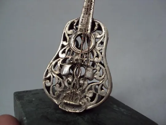 Фигура на подставке статуэтка музыкальный инструмент гитара ажурная серебро 800 проба вес 127 г №16 З аукціону