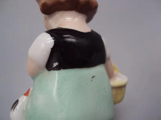 Фигура фарфор статуэтка Германия девочка с корзиной и уткой уточкой высота 12,4 см №13637 Де купити