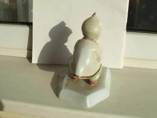 Статуетка хлопчик з мячом 1960 рр. роз 14х12 см. Жолноі Венгрия . Де купити