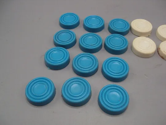 Шашки голубые 12 шт и белые 5 шт пластик №15975 З аукціону