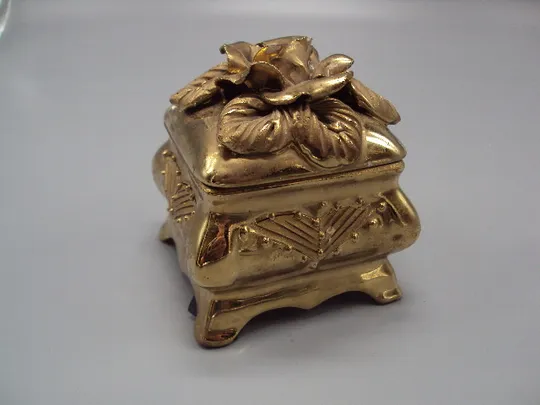 Шкатулка фарфор позолота цветы и листья маленькая размер 8х7,3х7,3 см №18389МЯ З аукціону