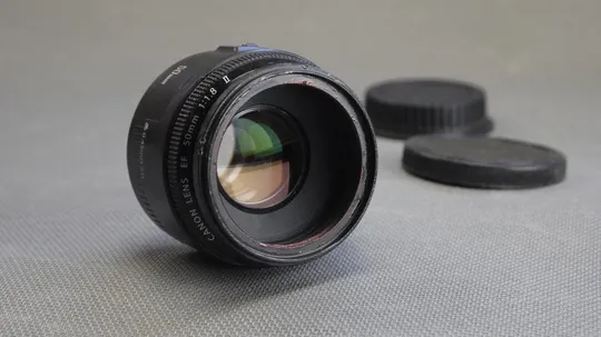 штатный объектив Canon EF 50mm/1.8 II с реверсивным макрокольцом 58мм З аукціону