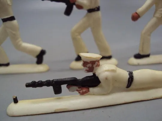 Детские игрушки фигурки моряки солдаты матросы знаменосец солдатики пластик ссср лот 10 шт №15368 Інтернет-аукціон