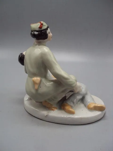 Фигура фарфор Городница испанская дружинница с раненым бойцом солдатом санитарка с испанцем 16см №2 Недорого