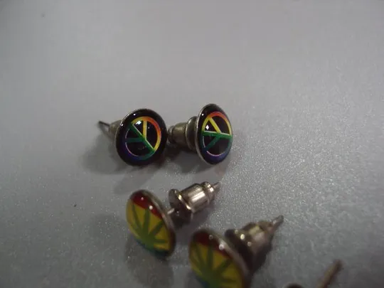 Бижутерия серьги гвоздики новые знак хиппи пацифик, раста конопля и серьга смайлик лот №10883 Продаж