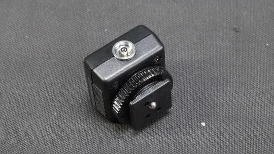 Купити Nikon AS-15 универсальный  башмак-адаптер с центральным контактом и гнездом с синхроконтака для выно