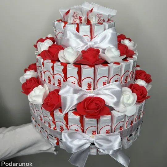 Торт з цукерок Kinder і Рафаелло солодкий подарунок на День народження Ціна