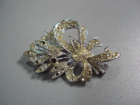 бижутерия брошка брошь бантик букет бант 5,2 см (нет некоторых камушков) №10855 Ціна