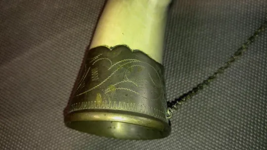 Ріг костяний старий радянський декоративний прикрашений мельхіором Вживане Характеристики